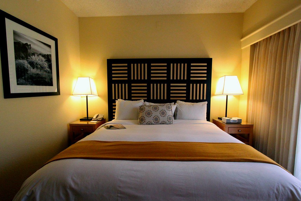 Hotel king room (stock photo)